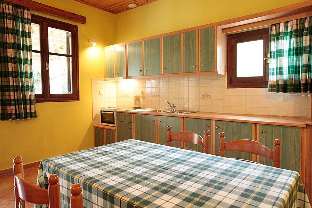 Yannis' Village Keri Chambre photo