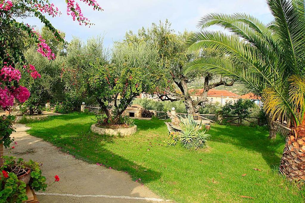 Yannis' Village Keri Chambre photo